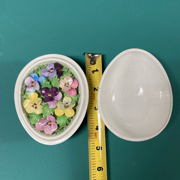 Golden Crown E&R Hand Painted Ceramic Flowers Nested in an Egg - Picture 9 of 9